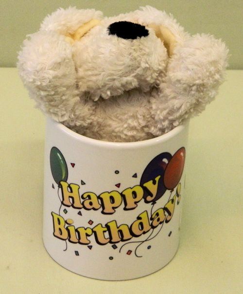 Tasse mit Plüschhund