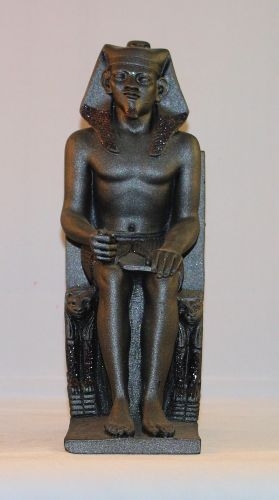 Lavasteinfigur Pharao