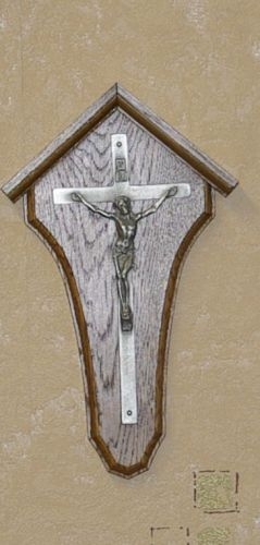 Zinnkreuz auf Eichenbrett