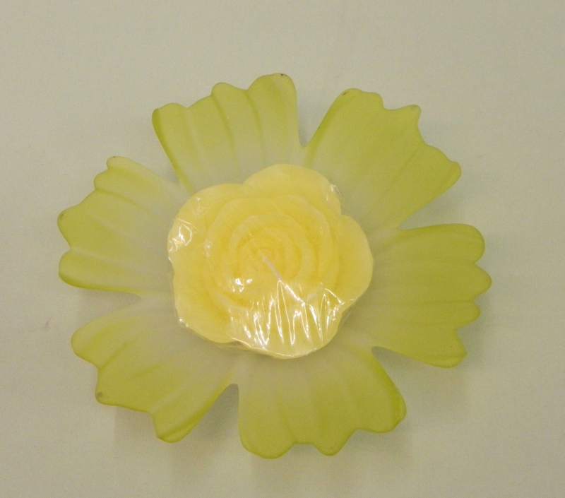 Kerze auf Glasteller